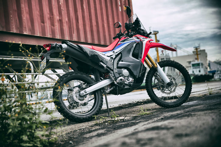 ABS搭載車については、オフロードでの豪快なライディングを実現するため、リアタイヤのブレーキ制御を遮断できる機構が取り入れられている。