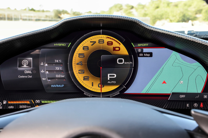 計器などの機能を備えたフルデジタルのインストゥルメントクラスター。ナビを使用する際には、地図を画面全体に映すこともできる。