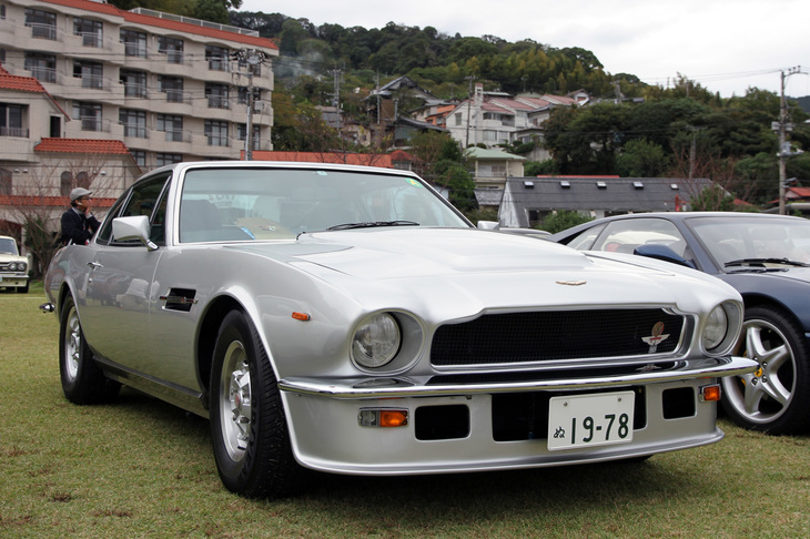 1980年「アストンマーティンV8」。1967年デビューの「DBS」以来のボディーに、5.3リッターV8エンジンを搭載。1972年から89年まで作られた長寿モデル。