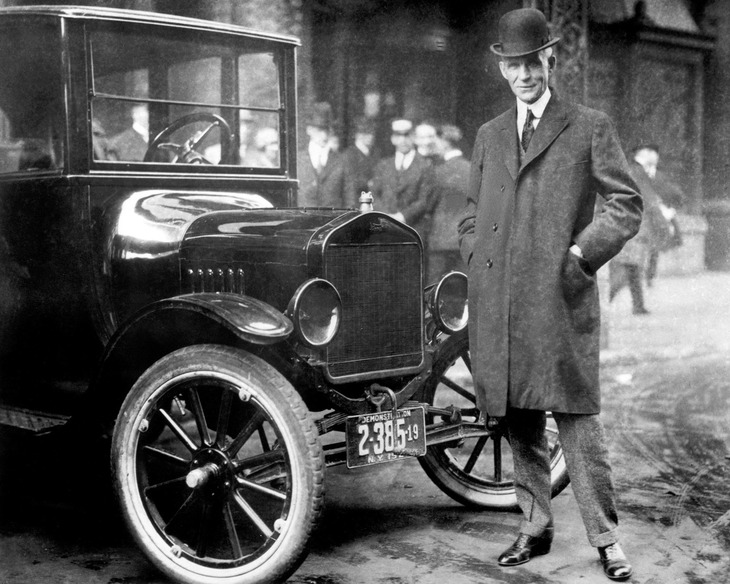 ヘンリー・フォード
	（1863年～1947年）
	
	ライン方式による大量生産技術を自動車製造に持ち込み、一般の人々がクルマを購入できる価格で車両を販売したヘンリー・フォード。自動車を発明したカール・ベンツは“自動車の生みの親”、ヘンリー・フォードは“自動車の育ての親”とも紹介される。