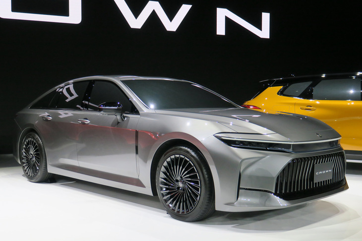 新型「クラウン」ではセダンの設定もあるが、そのデザインはこれまでのモデルとは異なり、いささかコスモポリタンなイメージとなった。