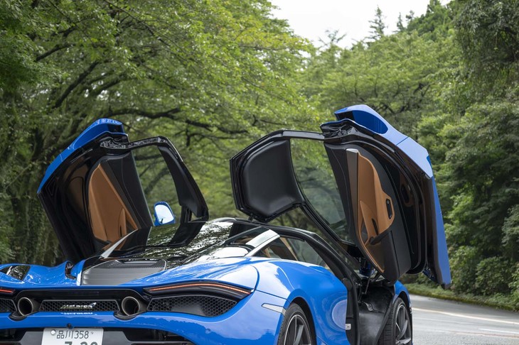 【マクラーレン720Sのスペック】
	ボディーサイズ：全長×全幅×全高＝4545×1930×1195mm／ホイールベース：2670mm／車重：1430kg／駆動方式：MR／エンジン：4リッターV8 DOHC 32バルブ ツインターボ／トランスミッション：7段AT／最高出力：720PS（537kW）/7500rpm／最大トルク：770N・m（78.5kgf・m）/5500rpm／タイヤ：（前）225/35ZR19 88Y／（後）285/35ZR20 104Y（ピレリPゼロ コルサ）／燃費：12.2リッター/100km（約8.2km/リッター 欧州複合モード）／価格：3445万9537円
	
	【取材時の燃費データ】
	テスト距離：197.4km（市街地1：高速道路7：山岳路2）／使用燃料：34.1リッター（ハイオクガソリン）／参考燃費：5.7km/リッター（満タン法）