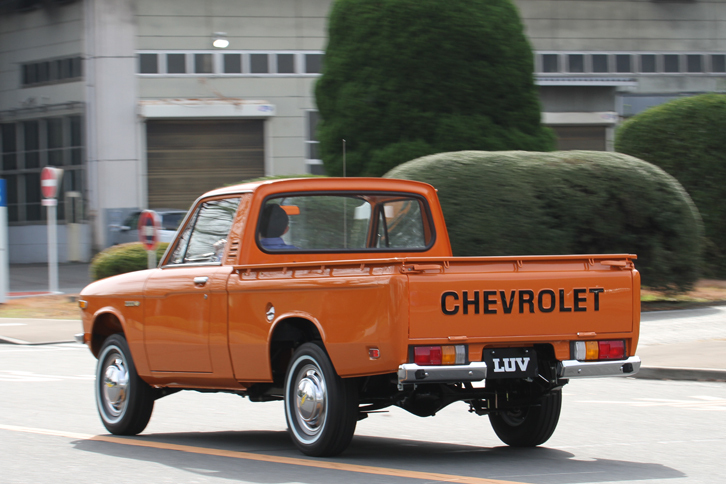 荷台のアオリ部分に“CHEVROLET”ロゴがプレスされた「シボレーLUV」のリアビュー。