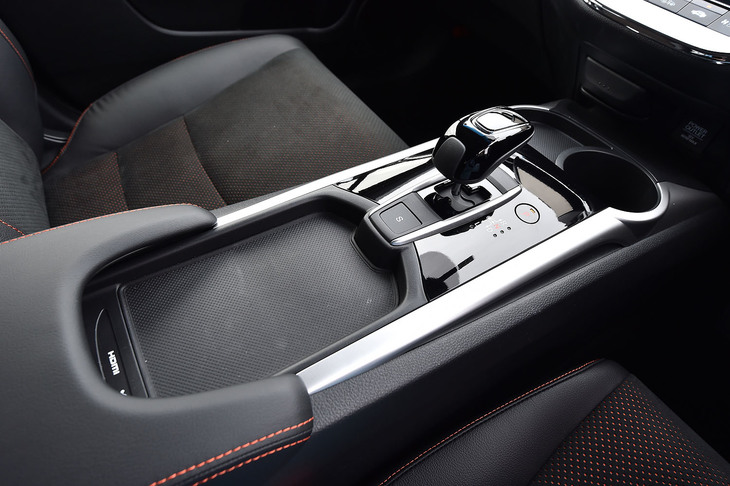 センターコンソールの後方には、小物入れスペースが確保されるほか、HDMIとUSBのソケットが備わる。