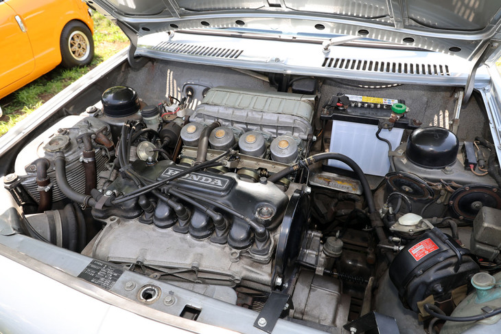 「ホンダ1300 99S」のエンジンルーム。4キャブレターを備えて最高出力は115PS/7500rpm（グロス、以下すべて）という、当時の1.3リッター級としては驚異的なパワーを誇った。前出のシングルキャブ仕様の「77S」であっても、100PS/7000rpmという数値は他社の1.8～2リッター級に匹敵した。これらのデータは初期型のもので、さすがにハイチューンすぎるということで発売から半年後にはそれぞれ5PS落とされた。