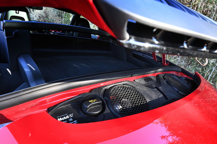 3.6リッターの水平対向6気筒エンジンに電動シングルターボを、8段PDKには56PSを発生するモーターを組み合わせる「911タルガ4 GTS」のパワーユニットは「T-ハイブリッド」と呼ばれる。そのトータル最高出力は541PS、同最大トルクは610N・mを誇る。