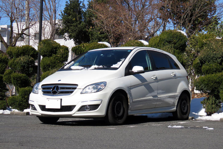 コレクションズさんに電話で確認したところ、「足まわりをリフレッシュしたとかは、特にない」とのこと。8万kmを経て、ラインオフからそのままの状態でこの走りとは、メルセデス・ベンツ恐るべし。