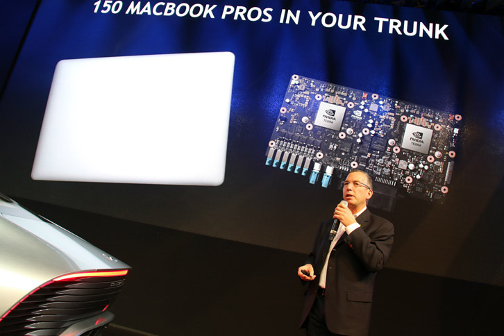 メルセデス・ベンツブースにて。同社とのコラボレーションを進める半導体メーカーNVIDIA（エヌビディア）は、自律走行を支える車載人工知能エンジンを発表。その演算能力はMacBook Pro 150台分（!）になるにもかかわらず、トランクに難なく収まる。