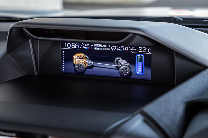 ダッシュボード中央上部に、マルチインフォメーションディスプレイを配置。「e-BOXER」のシステム作動状況を表示する。EV走行時やモーターアシスト走行時はグリーンで、回生ブレーキ作動時はブルーで、それぞれシステム部分が表示される。