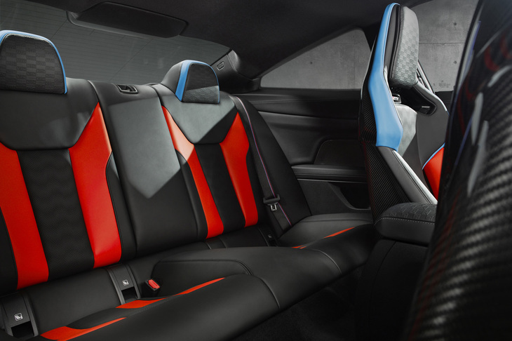 フロントシートと同様のカラーコーディネートで、特別仕立てとされたリアシート。