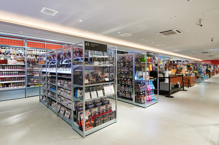 ③あえてカー用品の森に迷い込もう
2Fのカー用品の陳列のレイアウトがすっきりしているから、目指す商品の売り場に直行できる。でもあえてぶらぶらするのも楽しい。洗車用具にしろドライブレコーダーにしろ日進月歩で進化しているから、「こんなのがあるの!?」という驚きが連続する。