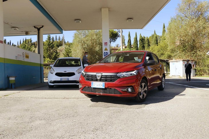 公式サイトによると、一日に60km走行した場合、最高出力90PSのガソリン仕様と比較して、イタリアでは年間1016.42ユーロ（約13万2000円）節約できるという。