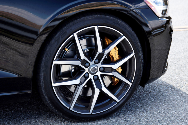 5本のY字型スポークが特徴的な「T8ポールスターエンジニアード」の鍛造軽量20インチホイール。