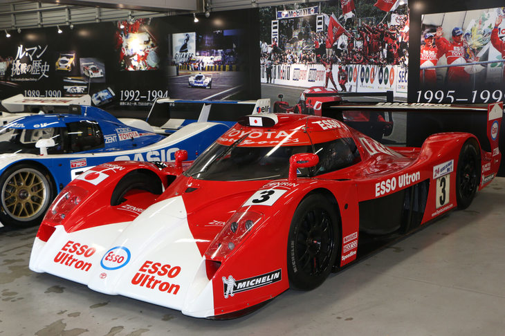 「TS020」（TOYOTA GT-One／3号車）。1999年のルマン24時間レースでは土屋圭市、片山右京、鈴木利男のドライブで総合2位入賞とLMGTPクラス優勝を果たした。3.6リッターのV8 DOHCターボエンジンを搭載し、最高出力は600psを超えた。