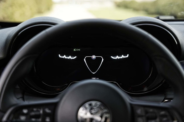 オープニング画面には迫力あるフロントマスクが表示される。