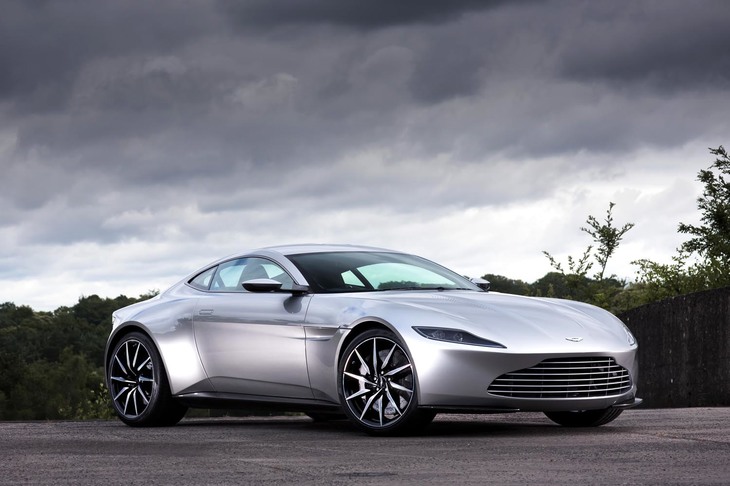 「アストンマーティンDB10」は、劇中限定となったモデル。撮影車両はチャリティーオークションに出品され、およそ4億円の価格で落札された。