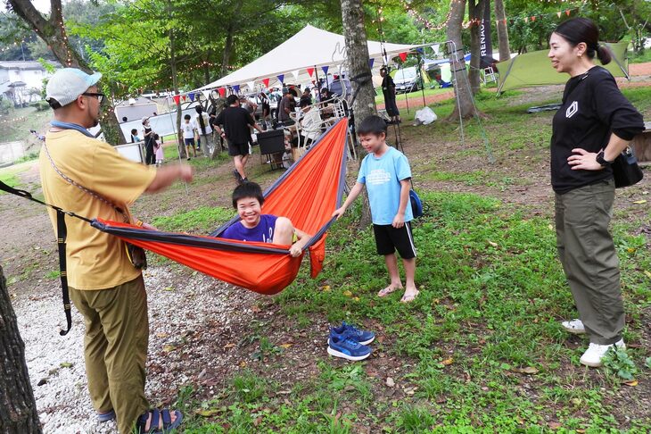 『＆GP』が持参したハンモックで遊ぶ子どもたち。