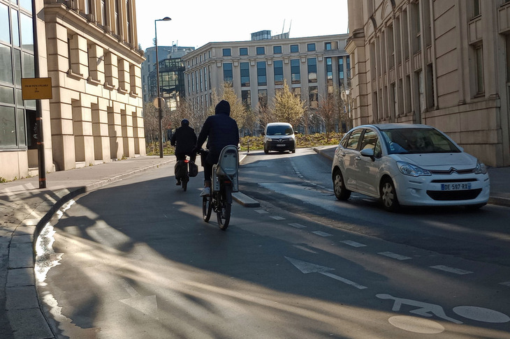 モンパルナスにて。ここもかつては片側1車線ずつの対面通行だったのだが、現在は半分が自転車専用レーンで占められて、クルマは一方通行になっている。