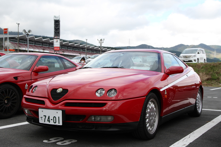 「155」をベースにピニンファリーナのチーフデザイナーだったエンリコ・フミアの手になるクーペボディーを架装し、1995年に登場した「GTV」。この個体はアルファのレース部門がスペシャルチューンを施した限定車の「GTVアルファコルセバージョン」である。