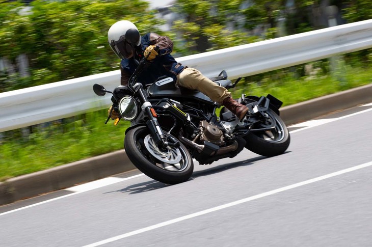 アップライトなポジションとパンチのある走りが持ち味の「スヴァルトピレン250」。コーナーでの安定性は意外なほど高い。