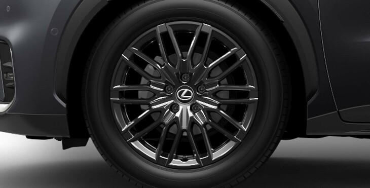 タイヤのサイズは225/60R17または225/55R18。写真は後者で、ブラックスパッタリング塗装を施した18インチアルミホイールが組み合わされている。