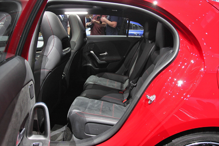 メルセデス・ベンツA200（リアシート）