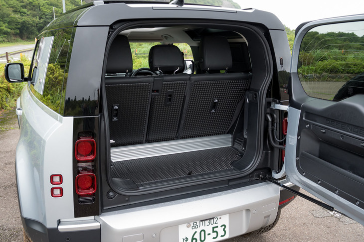 「90」の荷室容量は297リッター。後席をたためば1263リッターに拡大できるが、床面には大きな段差ができる。