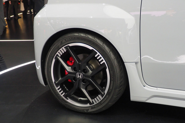 「スーパーONE」のタイヤサイズはベースとなる「N-ONE e：」の155/65R14から185/55R15に変更される予定。「ジャパンモビリティショー2025」の展示車両（写真）は、1インチ大きな205/45R16サイズの「ヨコハマ・アドバン フレバV701」を装着していた。