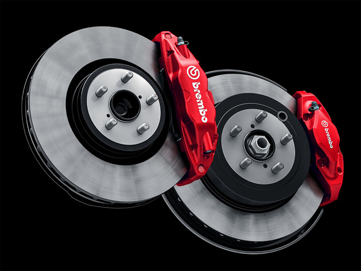 Bremboのブレーキはトヨタ、スバルともに新規設定。キャリパーは「SZ」グレード以上にオプションの「GR86」では赤で、「STI Sport」に標準装備の「BRZ」ではゴールドだ。