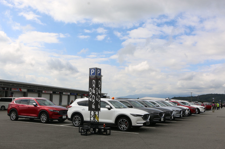 新世代のSUVも続々と集結。「CX-3」と「CX-5」が中心かと思いきや、デビューしたばかりの「CX-8」の数の多さにびっくり。すでにオーナーズクラブも結成されているとのこと。ファンたちがマツダらしい3列シート車をいかに求めていたかを実感。