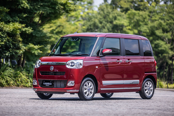 「セオリー」の「G」グレード以上に設定される「エレガントスタイル」と呼ばれる11万8000円の「アナザースタイルパッケージ」装着車。ボディーカラーは「ファイアークォーツレッドメタリック」で、シルバーの14インチアルミホイールは9万8010円のオプションアイテム。