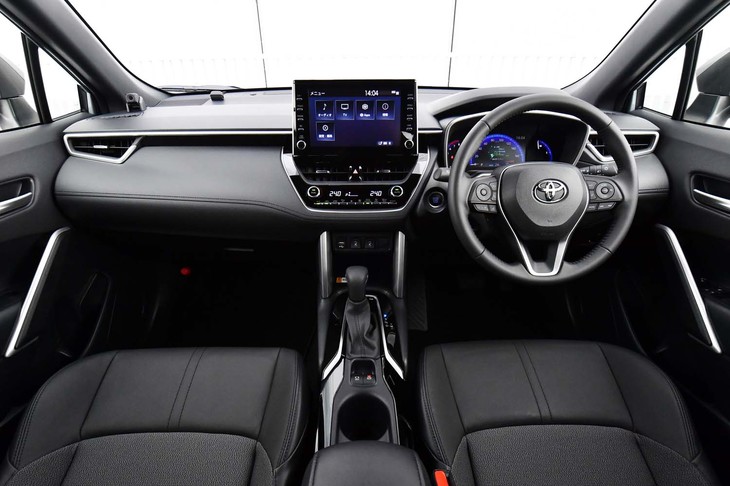 インテリアは、インストゥルメントパネルからドアのインナーパネルへと続く水平ラインで空間的な広さが演出されている。