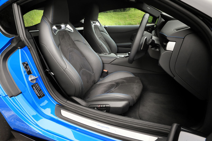 これも「RZ“ホライズンブルーエディション”」の専用装備となる、アルカンターラとブラックの本革を組み合わせたコンビシート。標準仕様では、本革の部分はレッドでコーディネートされる。