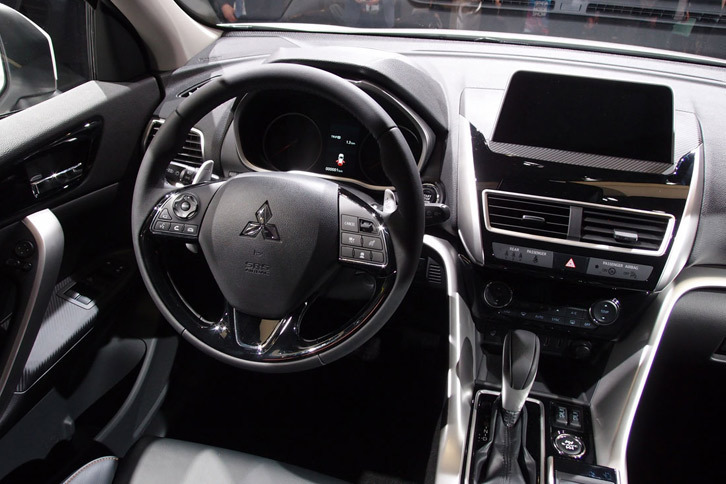 内装はブラックとシルバーのモノトーン。水平基調のインパネと立体的なシルバー加飾によって、スポーティーさと上質さを両立させている。