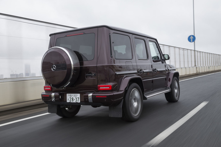 「Gクラス」の駆動方式はフルタイム4WD。新型の前後トルク配分は、先代モデルの50：50よりもリア寄りの40：60となっている。