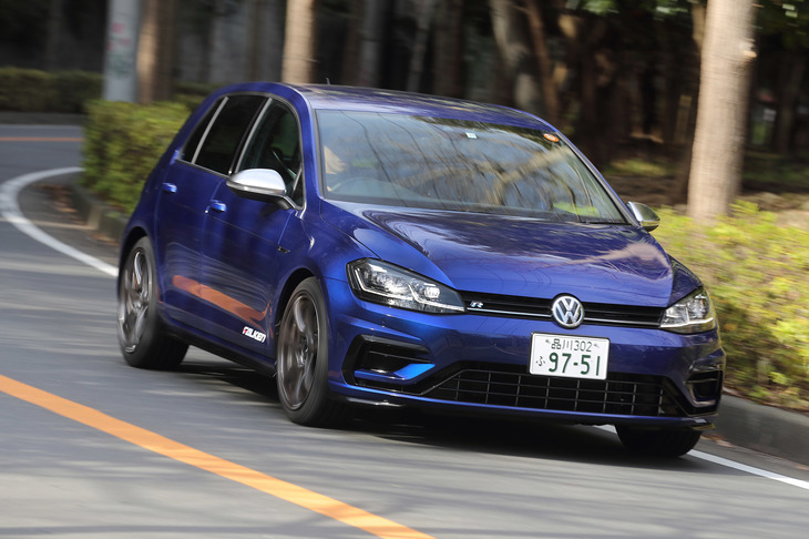 今回は「フォルクスワーゲン・ゴルフR」「ポルシェ・マカン」「メルセデス・ベンツC180」の3台で試走が行われた。