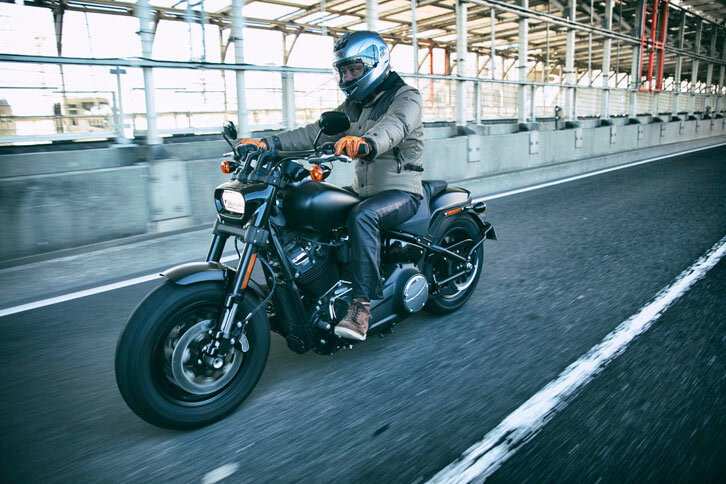 ハーレーダビッドソンの2018年モデルからは、それまでスポーティー路線を担っていたダイナファミリーが、新シャシーのソフテイルファミリーに吸収される形で消滅。ダイナファミリーの一員だった「ファットボブ」も、ソフテイルファミリーの一モデルとなった。