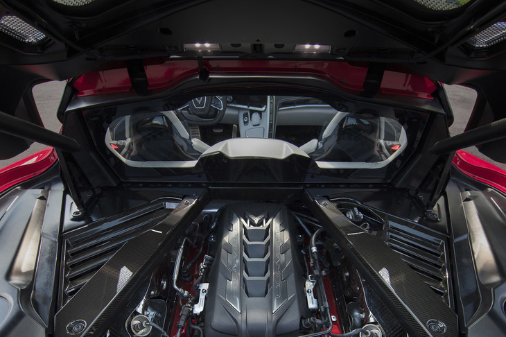 リアミドに搭載されるパワーユニットは、スモールブロックと呼ばれる6.2リッターV8 OHV 16バルブを継承。オイル供給システムは、全モデルでドライサンプ式となっている。