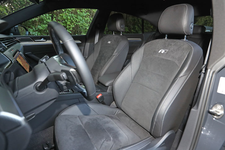 サイドサポートが効いたスポーティーなシートが備わる。日本仕様車ではブラック＆チタンブラックのナパレザーシートが標準。