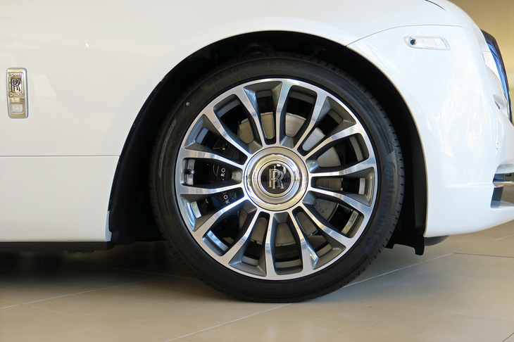 ロールス・ロイス・ベイサイド ドーン エアロカウリング（タイヤ＆ホイール）