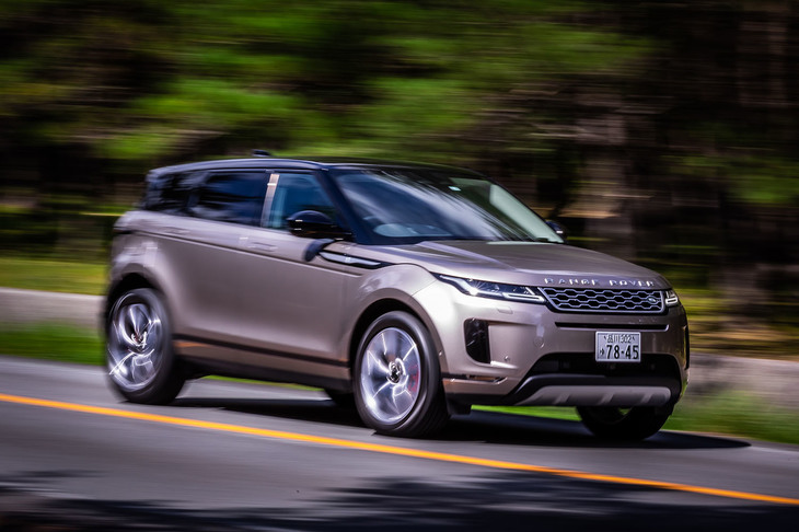 今回試乗した車両の外装色は、2021年モデルで初設定された「ランタオブロンズ」と呼ばれるオプションカラー。これを含め「イヴォーク」には全11色のボディーカラーが用意されている。