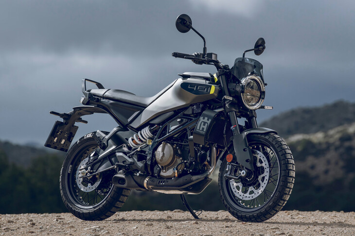 スポークホイールとブロックパターンのタイヤを履いた、スクランブラースタイルの「スヴァルトピレン401」。