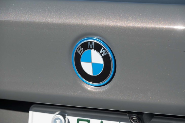 BMWのエンブレムはクリーンなイメージの水色で縁取られている。