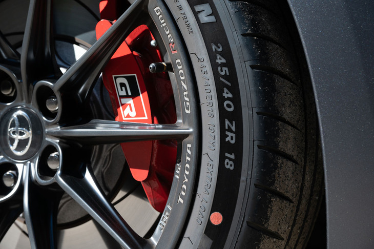 ブレーキは前がスリット入りスパイラルフィン式2ピースベンチレーテッドディスクとアルミ製対向4ポッドキャリパー、後ろがスリット入りベンチレーテッドディスクとアルミ製対向2ポッドキャリパーの組み合わせで、ともに高μパッドを採用。「RZ」では販売店オプションとなるクーリングブレーキダクトが標準装備される。