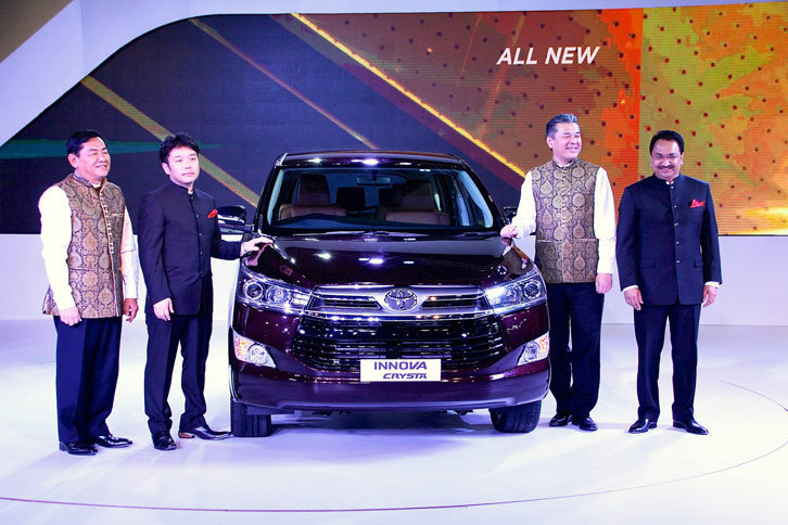 トヨタブースの目玉となった新型ミニバンの「イノーバ クリスタ」。