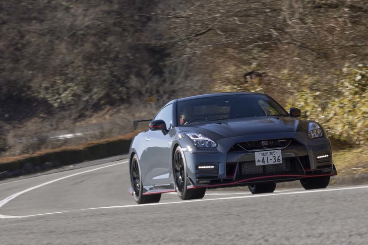 【日産GT-R NISMOスペシャルエディションのスペック】
	ボディーサイズ：全長×全幅×全高＝4690×1895×1370mm／ホイールベース：2780mm／車重：1720kg／駆動方式：4WD／エンジン：3.8リッターV6 DOHC 24バルブ ターボ／トランスミッション：6段AT／最高出力：600PS（441kW）/6800rpm／最大トルク：652N・m（66.5kgf・m）/3600-5600rpm／タイヤ：（前）255/40ZRF20 101Y／（後）285/35ZRF20 104Y（ダンロップSP SPORT MAXX GT 600 DSST）／燃費：--km/リッター／価格：2464万円
	
	【取材時の燃費データ】
	テスト距離：408.2km（市街地1：高速道路8：山岳路1）／使用燃料：57.0リッター（ハイオクガソリン）／参考燃費：7.1km/リッター（満タン法）／7.7km/リッター（車載燃費計計測値）