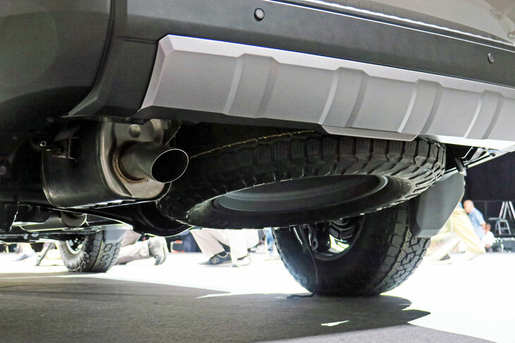 トヨタ・ランドクルーザー“250”（マフラー＆スペアタイヤ）