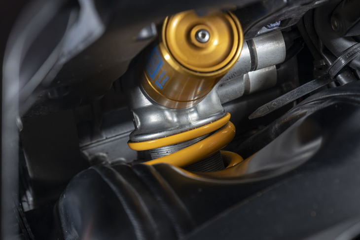 「SP」のサスペンションはオーリンズ製の電子制御式で、前にはキャビテーションを抑えるための加圧ダンピングシステムを備えたNPXフロントフォークを、後ろにはツインチューブ式のTTX36ショックアブソーバーを採用している。