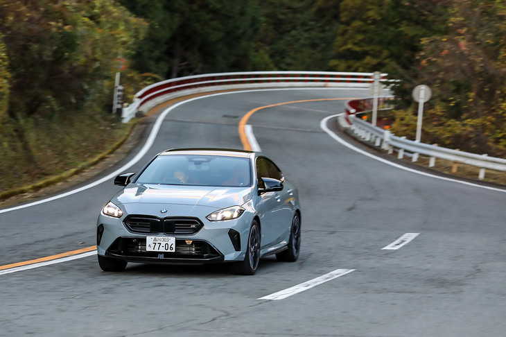 【BMW M235 xDriveグランクーペのスペック】
	ボディーサイズ：全長×全幅×全高＝4550×1800×1435mm／ホイールベース：2670mm／車重：1590kg／駆動方式：4WD／エンジン：2リッター直4 DOHC 16バルブ ターボ／トランスミッション：7段AT／最高出力：300PS（221kW）/5750rpm／最大トルク：400N・m（40.8kgf・m）/2000-4500rpm／タイヤ：（前）235/40R19 96Y XL／（後）235/40R19 96Y XL（グッドイヤー・イーグルF1アシメトリック6）／燃費：12.6km/リッター（WLTCモード）／価格：743万円
	
	【取材時の燃費データ】
	テスト距離：264.6km（市街地2：高速道路6：山岳路2）／使用燃料：28.9リッター（ハイオクガソリン）／参考燃費：9.1km/リッター（満タン法）／9.5km/リッター（車載燃費計計測値）