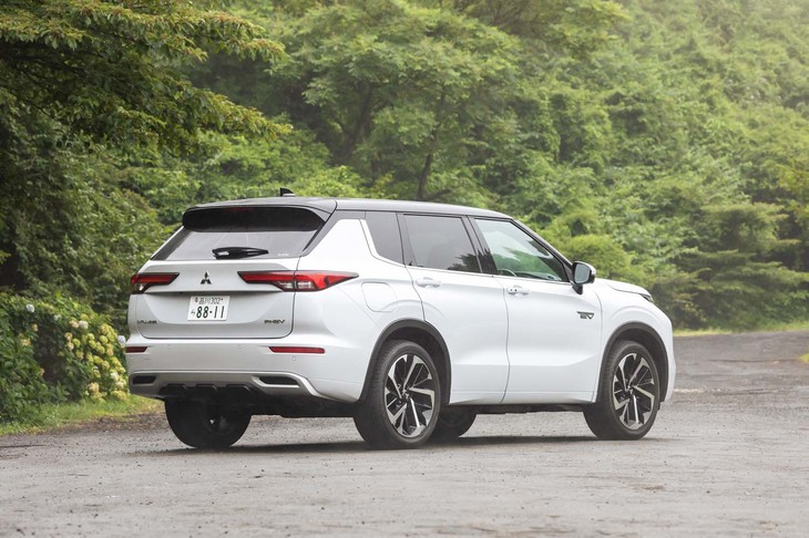 【三菱アウトランダーPのスペック】
	ボディーサイズ：全長×全幅×全高＝4710×1860×1745mm／ホイールベース：2705mm／車重：2110kg／駆動方式：4WD／エンジン：2.4リッター直4 DOHC 16バルブ／フロントモーター：交流同期電動機／リアモーター：交流同期電動機／エンジン最高出力：133PS（98kW）/5000rpm／エンジン最大トルク：195N・m（19.9kgf・m）/4300rpm／フロントモーター最高出力：116PS（85kW）／フロントモーター最大トルク：255N・m（26.0kgf・m）／リアモーター最高出力：136PS（100kW）／リアモーター最大トルク：195N・m（19.9kgf・m）／タイヤ：（前）255/45R20 101W M＋S／（後）255/45R20 101W M＋S（ブリヂストン・エコピアH/L422プラス）／ハイブリッド燃料消費率：16.2km/リッター（WLTCモード）／17.8km/リッター（JC08モード）／価格：532万0700円
	
	【取材時の燃費データ】
	テスト距離：245.3km（市街地1：高速道路7：山岳路2）／使用燃料：21.5リッター（レギュラーガソリン）／参考燃費：11.4km/リッター（満タン法）／11.6km/リッター（車載燃費計計測値）